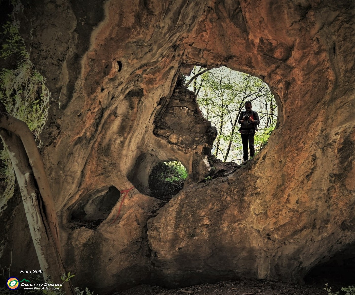 39 Dall'interno della grotta sono fotografato all'apertura.jpg